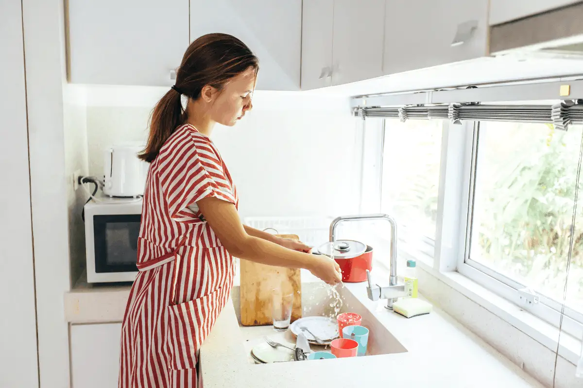 Hand-Washing vs. Dishwasher Water Usage