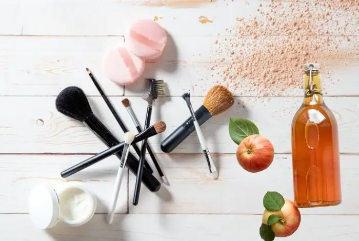 Cleaning Makeup Brushes with Apple Cider Vinegar