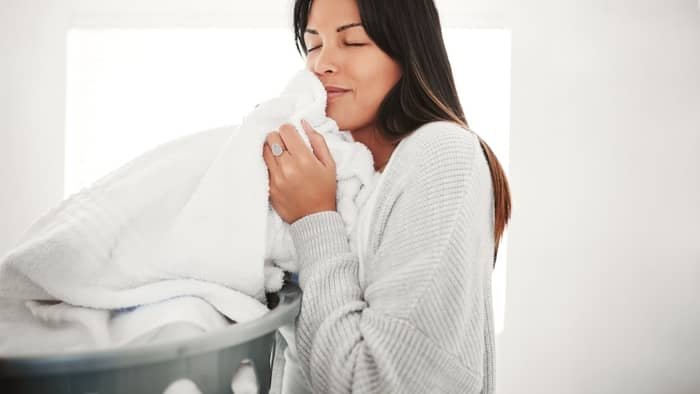 how to make your laundry smell good naturally